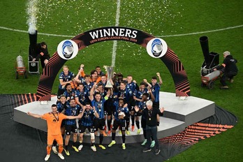 Los jugadores de la Atalanta alzan la copa de la Europa League.