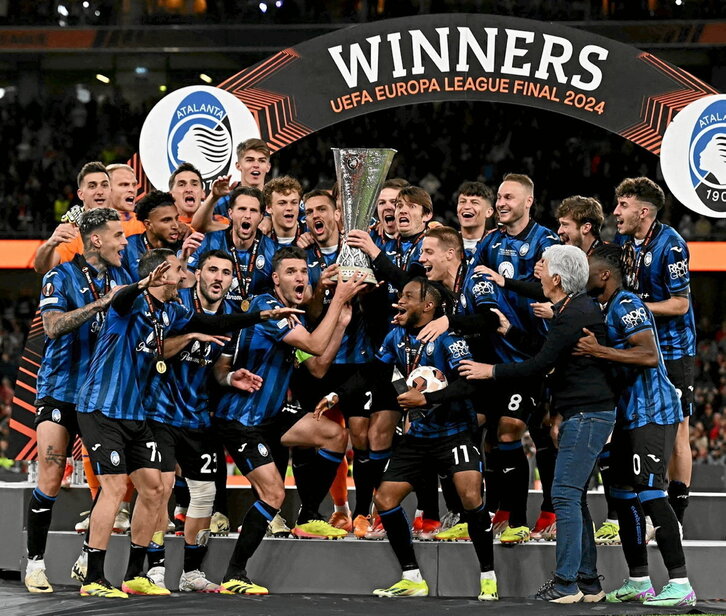 Los jugadores de la Atalanta alzan la copa de campeones de la Europa League.