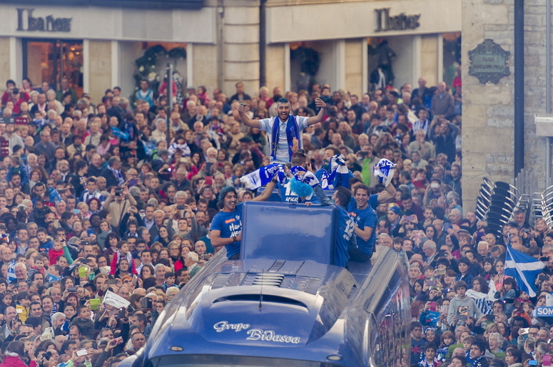 Los jugadores del Alavés subieron al techo del autobús en su recorrido por las calles de Gasteiz.