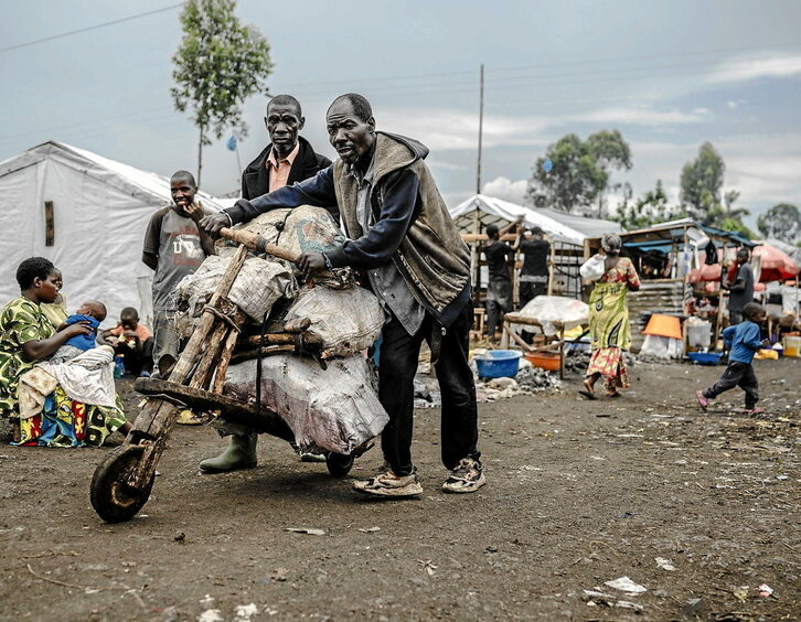 Barne desplazatu batzuk Kongoko Errepublika Demokratikoan, Goma hiriaren inguruan eraikitako kanpamendu batean.