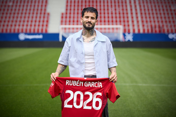 Rubén García posa con la camiseta de Osasuna y el dorsal 2026 en El Sadar.