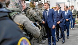 Emmanuel Macron saluda a los miembros del GIGN, unidad de élite de la Gendarmenía, en la comisaría central de Noumea.