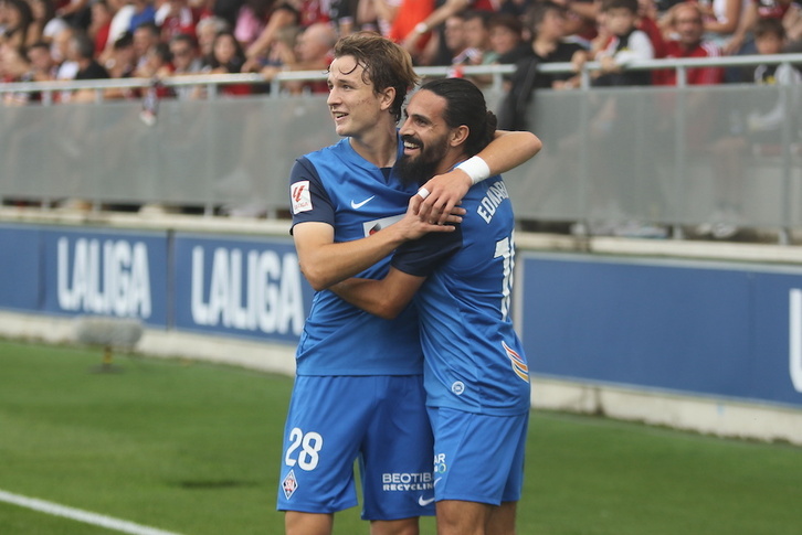 Felix Garreta celebra un gol con un compañero del Amorebieta.