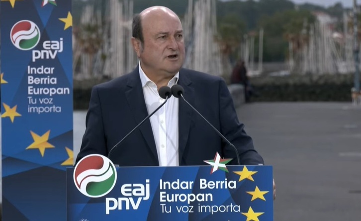 Andoni Ortuzar, presidente del EBB, durante el acto de apertura de campaña en Hondarribia. 