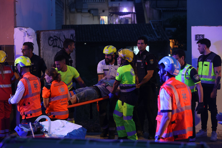 Los servicios sanitarios rescatan a un herido del derrumbe del bar de Palma.