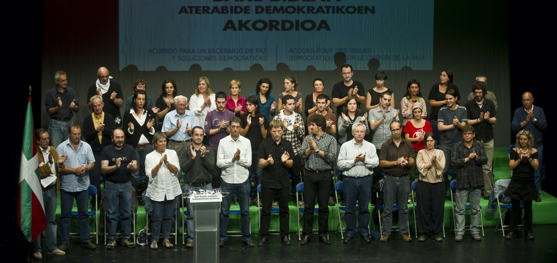 Acto de la firma del Acuerdo de Gernika por parte de treinta organizaciones políticas y sociales en favor de un escenario de paz y diálogo político. 
