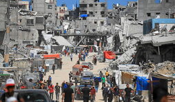 Palestinos desplazados entre las ruinas de la ciudad devastada de Jan Yunis.