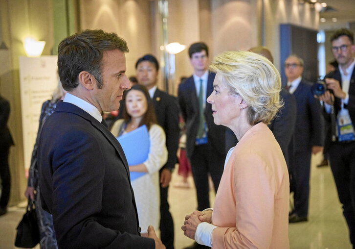 Ursula von der Leyen junto Emmanuel Macron, durante una cumbre del G7.
