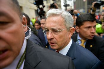 Álvaro Uribe se dirige al Palacio de Justicia de Bogotá en octubre de 2019.