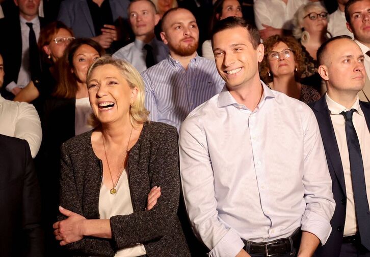 Marine Le Pen sonríe junto al candidato de RN a las europeas, Jordan Bardella, en un mitin en Henin-Beaumont (Pas de Calais).