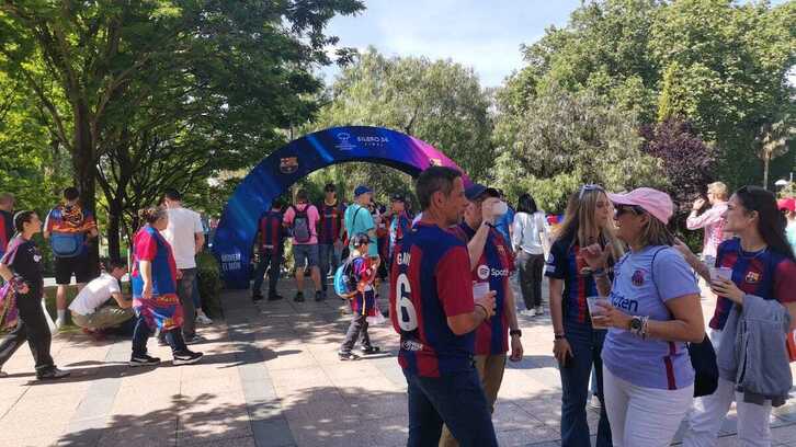 Aficionados del Barcelona disfrutan las horas previas a la final.