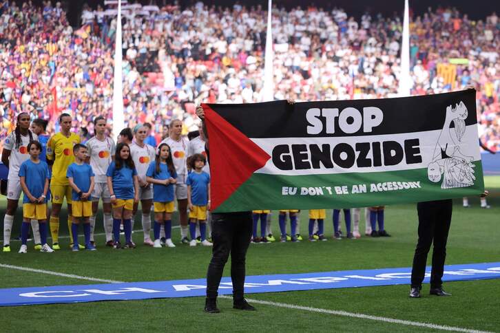 Palestinan Israel egiten ari den genozidioaren aurkako pankarta atera dute San Mameseko zelai erdira. 