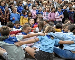 Algortako San Nikolas ikastolan 1.100 ikasle inguru daude gaur egun. Eskuineko argazkian, ikastolaren 40. urteurrena ospatzeko 2004an egindako kalejira.