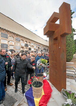 Los alcaldes de Erriberri, Zangoza y Tafalla dejan claveles rojos en la inauguración en 2018 del memorial en Torrero a los muertos del Tercio de Sanjurjo y a los protagonistas de las exhumaciones tempranas.