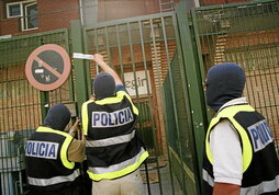 Policías españoles precintan las instalaciones de «Egin» en Hernani.