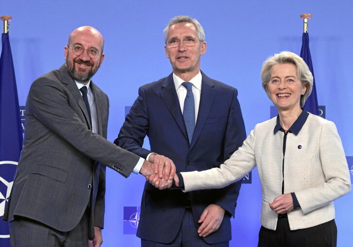 A la izquierda, el Presidente del Consejo Europeo, Charles Michel, el secretario general de la OTAN, Jens Stoltenberg, y la presidenta de la Comisión Europea, Ursula von der Leyen. A la derecha, el comisario de Mercado Interior, Thierry Breton.