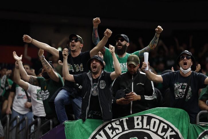 Los aficionados de Panathinaikos crearon una tremenda trifulca en el comienzo de su semifinal.