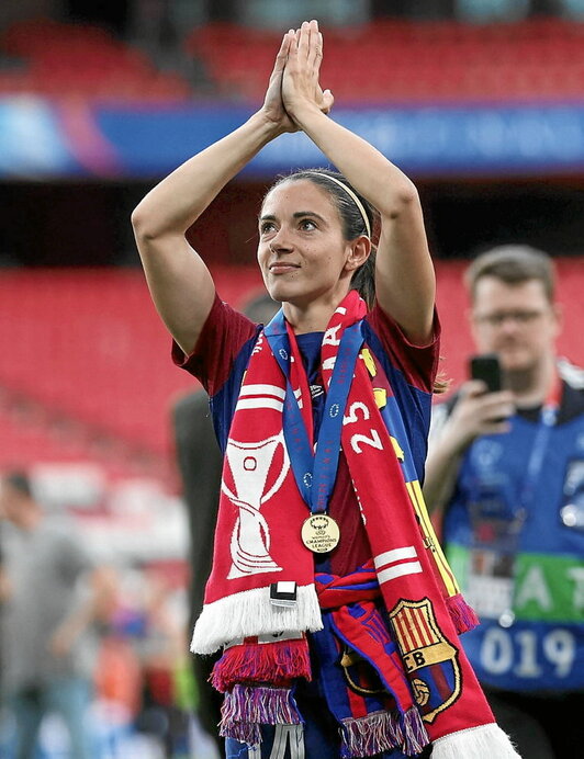 Aitana Bonmatí fue elegida la mejor jugadora de la final. La otra goleadora, la capiana Alexia Putellas, levanta la Copa rodeada de sus compañeas.