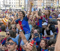 Aficionados del Barcelona en las inmediaciones de San Mamés.