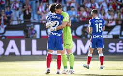 Unai Simón se abraza con Raúl García tras ganar el Trofeo Zamora.