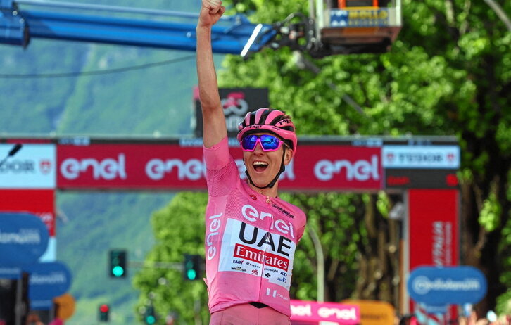 Tadej Pogacar celebró eufórico su sexta victoria en el Giro tras darse un baño de masas con los aficionados eslovenos.
