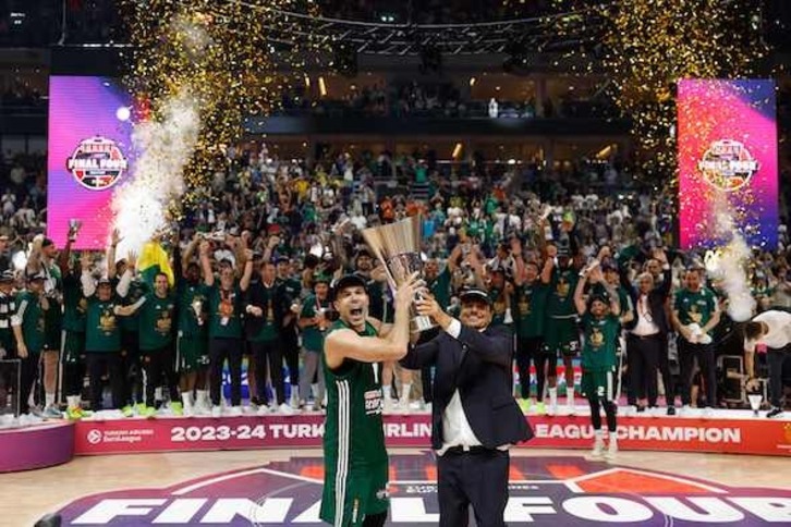 Sloukas y Ergin Ataman levantan el trofeo de campeón de la Euroliga.