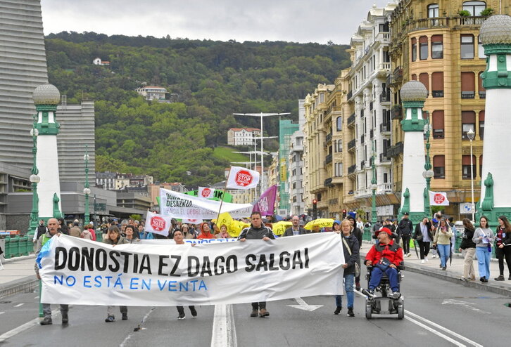 Donostia Defendatuz consiguió reunir en una marcha a personas que creen en un cambio del modelo de ciudad.