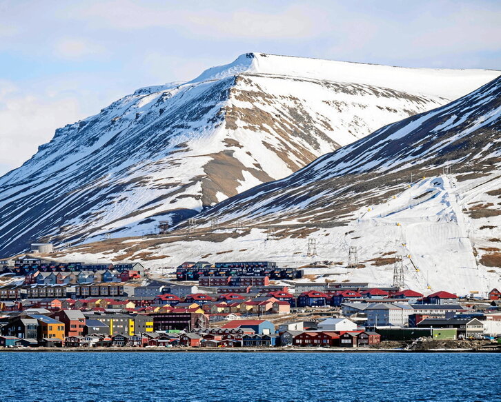 2.700 pertsona baino bizi ez diren artxipielagoan Longyearbyen da herririk populatuena.