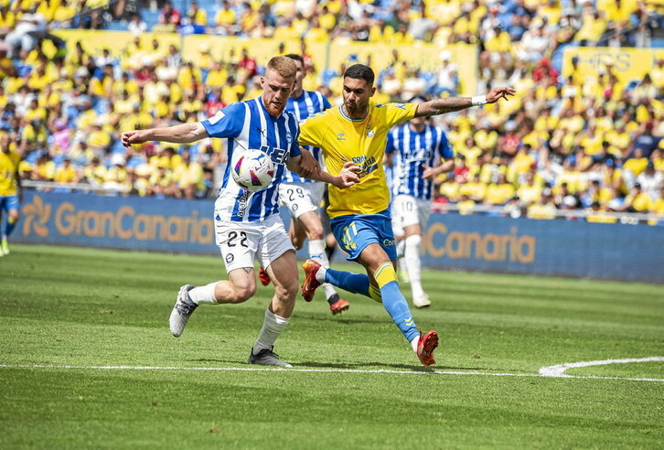 Carlos Vicente, autor del gol albiazul, protege el balón ante un rival canario y se dispone a tirar a portería.