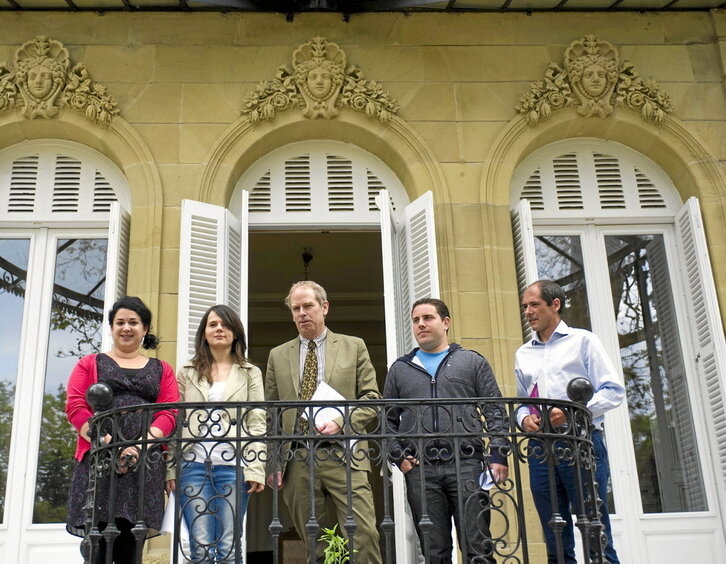 Maitena Thicoipe, Maialen Lizarralde, Andy Carl, Peio Dufau y Paul Ríos, en el palacio de Aiete el 27 de mayo de 2013.