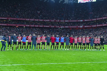 Los jugadores del Athletic celebran el triunfo ante el Atlético con la grada de San Mamés.