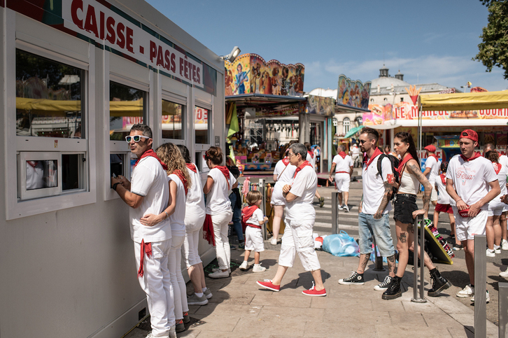 Gente haciendo cola en Baiona para comprar el pase de fiestas, durante la edición del año pasado.