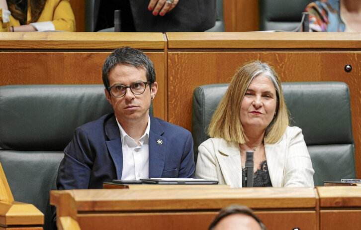 Pello Otxandiano y Nerea Kortajarena, en la sesión de constitucón del Parlamento de Gasteiz.