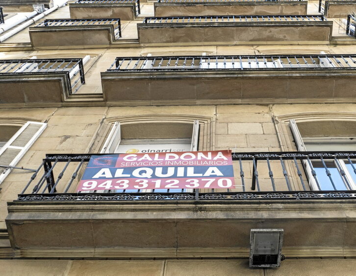 Una vivienda con un cartel en el que se anuncia que se alquila en Donostia.