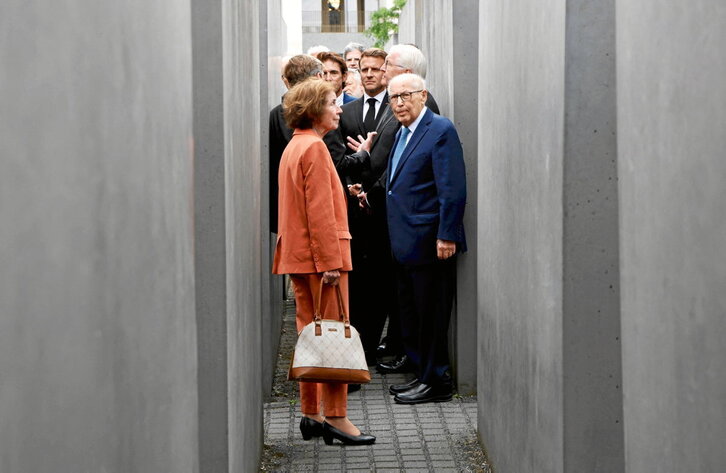 Beate y Serge Klarsfeld, de naranja y mirando a cámara, en el monumento del holocausto de Berlín, junto a los presidentes francés y alemán, Emmanuel Macron y Frank-Walter Steinmeier.