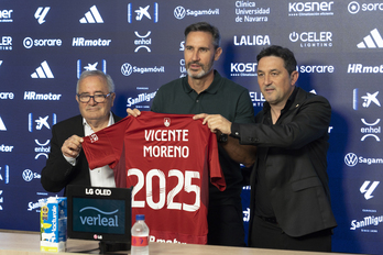 Vicente Moreno posa con el presidente Luis Sabalza y el director deportivo Braulio Vázquez.
