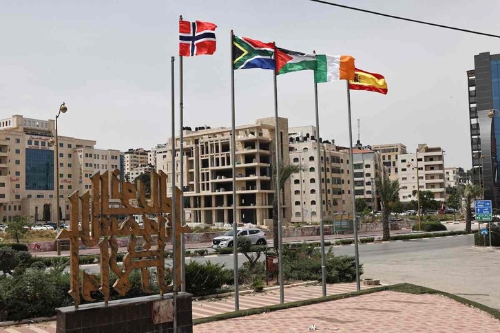 Las banderas de Noruega, Sudáfrica, Palestina, Irlanda y España ondean en la entrada de Ramallah, en Cisjordania.