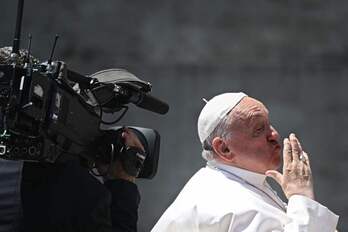 El Papa Francisco saluda a las personas reunidas en el Vaticano en un acto reciente.