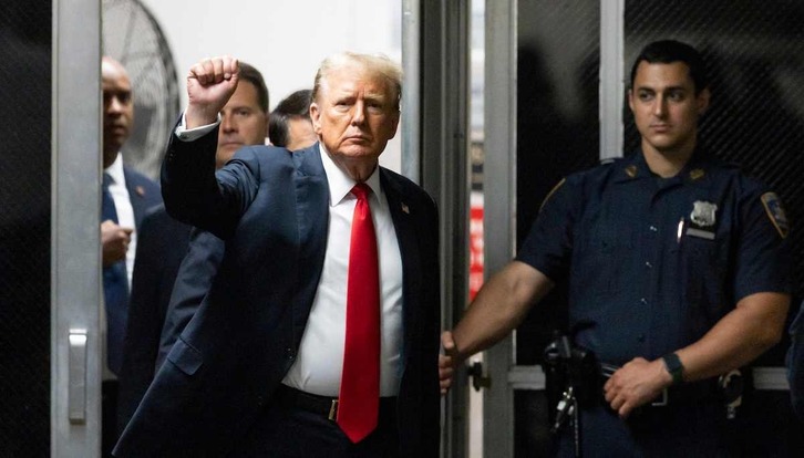 Trump a su regreso de un descanso del juicio, con el puño en alto.