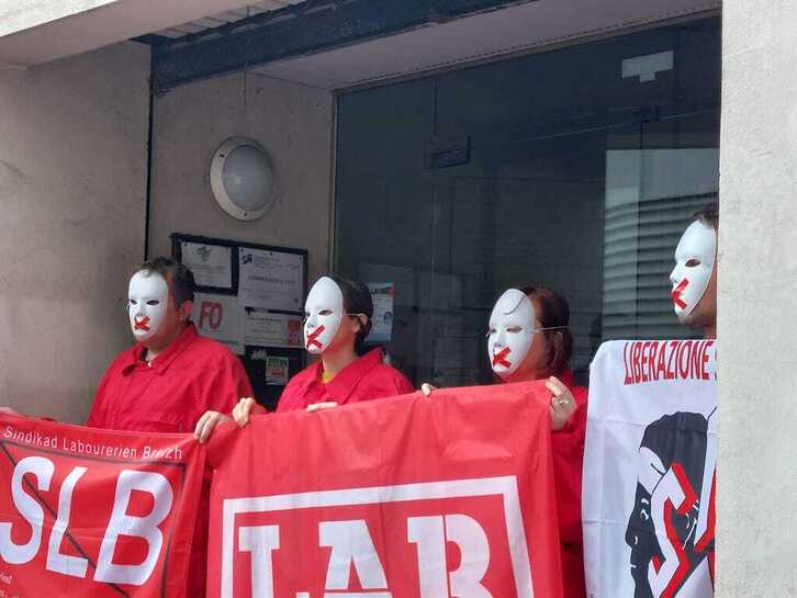 Bretainiako SLB eta Korsikako STC sindikatuen aurkako jazarpena salatu dute LABeko kideek FO zentralak Baionan duen egoitzaren atarian.