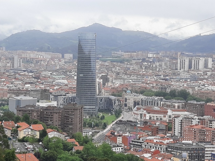 La Torre Iberdrola, sobre el paisaje urbano de Bilbo.