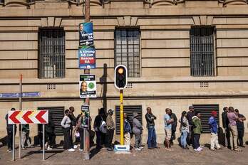 Ciudadanos sudafricanos esperan para votar en el exterior del Ayuntamiento de Johannesburgo.