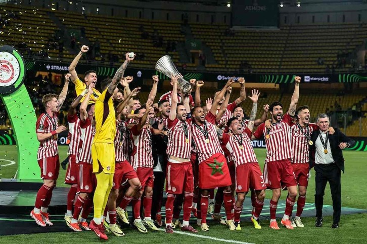 Mendilibar, a la derecha, con sus jugadores celebrando el título europeo.