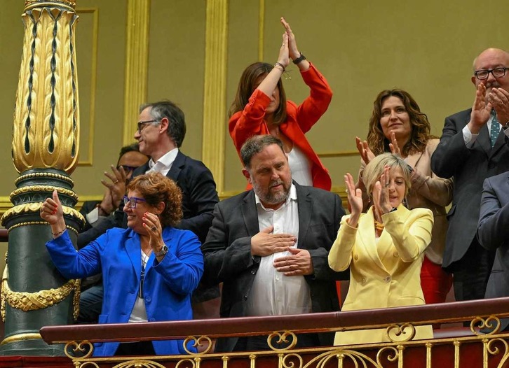 El presidente de ERC, Oriol Junqueras, y otros miembros del partido aplauden desde la tribuna de invitados la aprobación de la Ley de Amnistía.