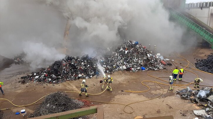 Bomberos sofocando el incendio en la empresa Reydesa del polígono de Goiain.