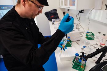 Un técnico trabaja en un laboratorio de la empresa Solar Foods.