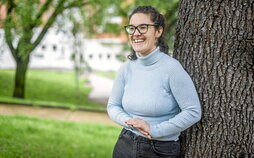 Ondoko orrialdean, Marta Calvo Larralde ikertzaile durangarra. Lerro hauen ondoan, haurrak, apaizak eta militarrak Nuestra Señora de Begoña izena zuen Abadiñoko barnetegi frankistaren aurrean.