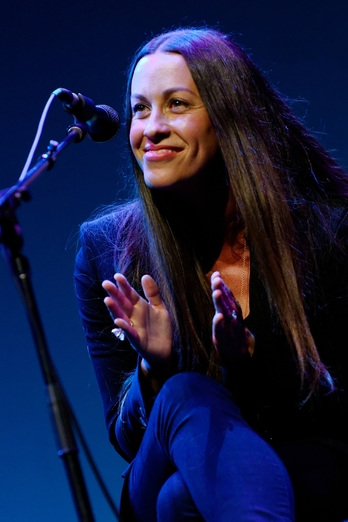 Alanis Morissette, 2013ko irudi batean.