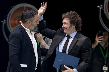 El líder de Vox, Santiago Abascal (i), y el presidente de Argentina, Javier Milei (d), durante el acto ‘Viva 24’ de VOX en Madrid.