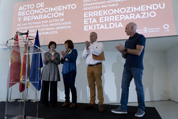 Zabalza, Arregi, Irañeta e Ilundain, representantes de las víctimas, durante el acto.